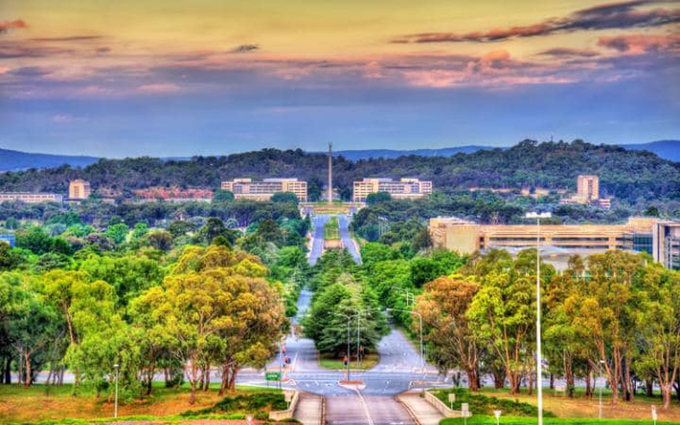 Canberra, Australia  Canberra là một thành phố nhỏ trong lành, với số dân chưa đầy 400.000 người. Thủ đô của Australia từng bị coi là một trong những thành phố buồn tẻ nhất. Nhưng theo nhiều du khách, sự buồn chán cũng không là gì so với ô nhiễm môi trường.