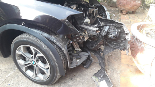 Chiếc BMW hư hỏng nặng sau tai nạn. Ảnh: V.D.