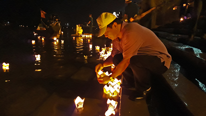 Nhà báo Hoàng Chí Dũng, Phó Tổng biên tập Báo Quảng Ninh thả hoa đăng tưởng nhớ các liệt sĩ tại sông Thạch Hãn.