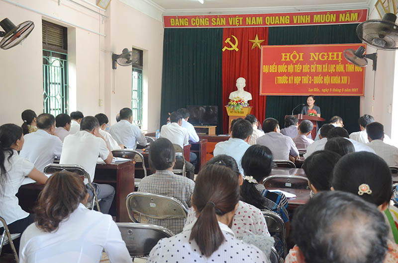 ĐBQH Đỗ Thị Lan thông báo nội dung kỳ họp thứ 3, Quốc hội khóa XIV tới cử tri 2 xã Lục Hồn, Tình Húc.