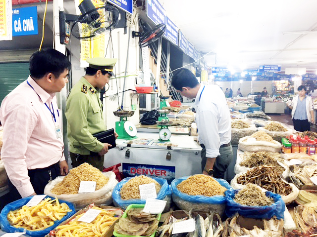 Đoàn kiểm tra liên ngành của TP Hạ Long kiểm tra vệ sinh ATTP tại chợ Cái Dăm, TP Hạ Long. Ảnh: Tuấn Hương