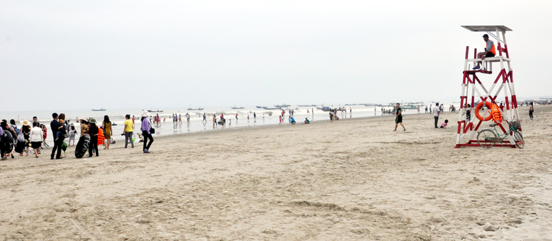 Du khách thoả thích đắm mình, vui đùa với sóng biển tại bãi biển Trà Cổ - nơi được mệnh danh trữ tình nhất Việt Nam.