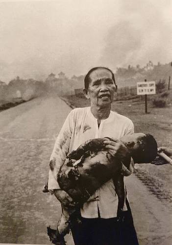 Bà ngoại Phan Thị Kim Phúc bế em trai cô chạy trên quốc lộ, vừa chạy vừa kêu: "Giúp cháu tôi, giúp cháu tôi". Em bé đã qua đời ngay sau đó.