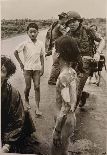 Nick Út, phóng viên hãng AP (người đội mũ) sau khi dội nước vào người Phan Thị Kim Phúc, trấn an em trong khi chờ ô tô đưa đi bệnh viện.