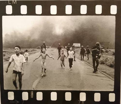 Bức ảnh "Em bé Napalm". Phan Thị Kim Phúc cùng anh trai Phan Thanh Tâm và những đứa trẻ khác chạy trốn bom Napalm của Mỹ. Khói lửa bao phủ khắp nơi, lửa bén vào quần áo khiến Phúc bỏng ở tay và lưng.