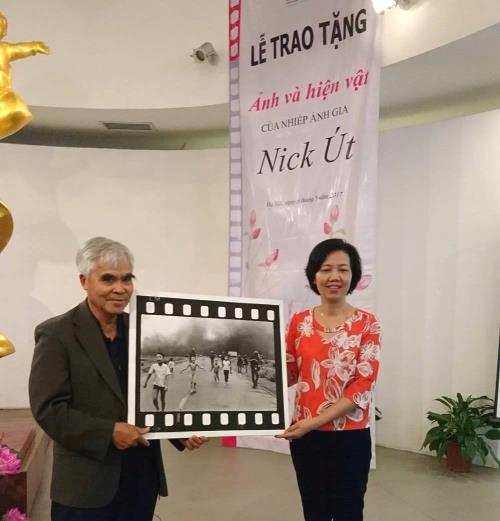Nhà nhiếp ảnh Nick Út trao tặng bức ảnh "Em bé Napalm" cho Bảo tàng Phụ nữ Việt Nam.