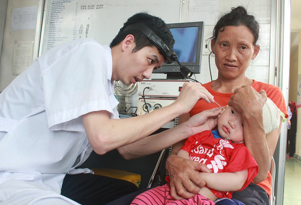 Bác sĩ Bệnh viện Bãi Cháy khám bệnh cho trẻ em tại xã Hà Lâu, Tiên Yên.