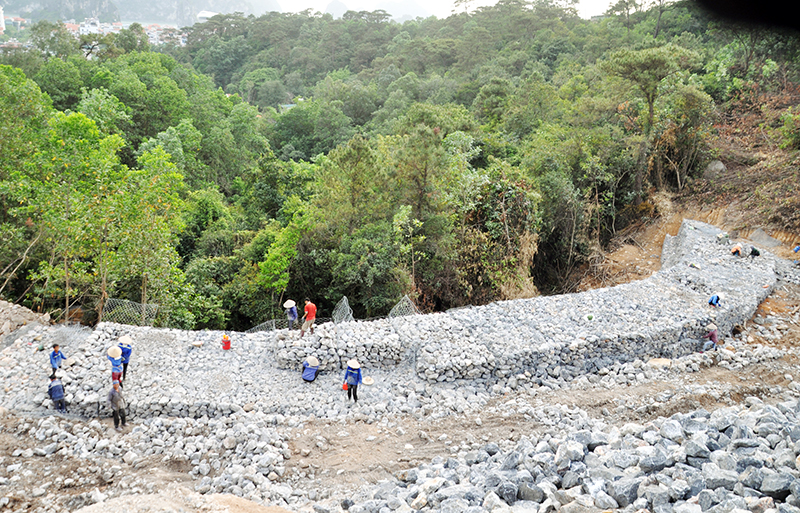 Tập đoàn FLC đang làm rọ đá chống sạt lở đất đá tại khu vực xung yếu thuộc các tổ 3, 4, khu 7B, phường Hồng Hải, TP Hạ Long.