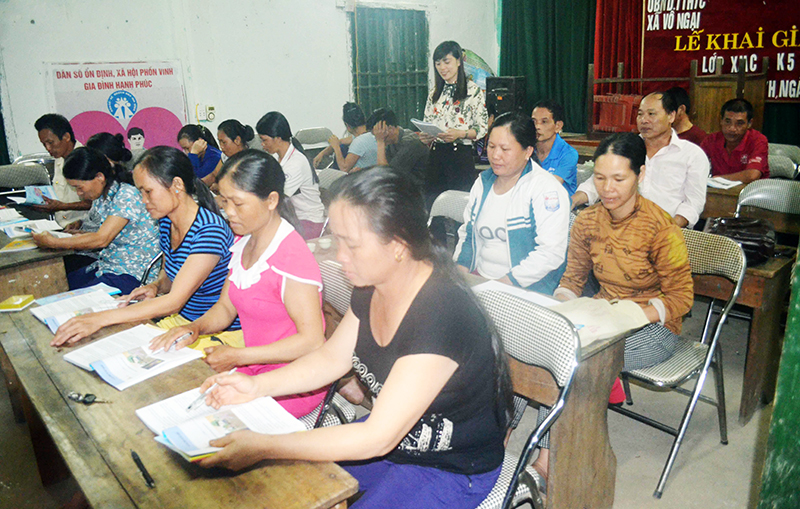 Lớp học xoá mù chữ ở thôn Khe Lánh, xã Vô Ngại.