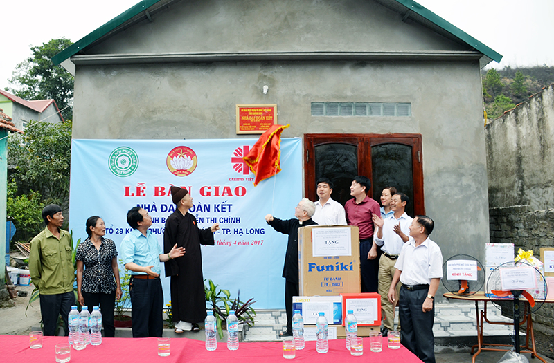 Trao tặng nhà “Đại đoàn kết” cho gia đình bà Nguyễn Thị Chính, hộ nghèo ở khu 5, phường Hà Khánh (TP Hạ Long).
