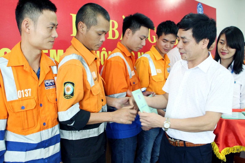 Phó Giám đốc BHXH tỉnh Trương Đắc Thời trao sổ BHXH cho NLĐ thuộc Công ty TNHH Cảng container quốc tế Cái Lân.