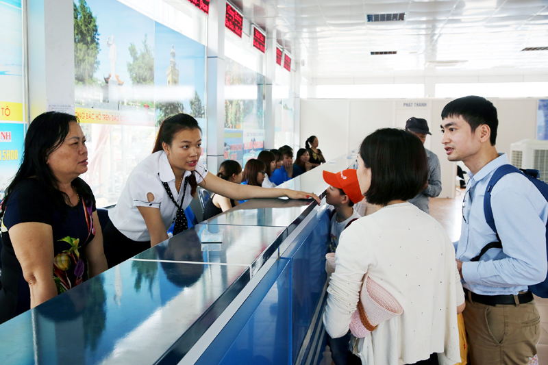 Du khách mua vé tại quầy bán vé tập trung, Cảng tàu khách Cái Rồng, huyện Vân Đồn.