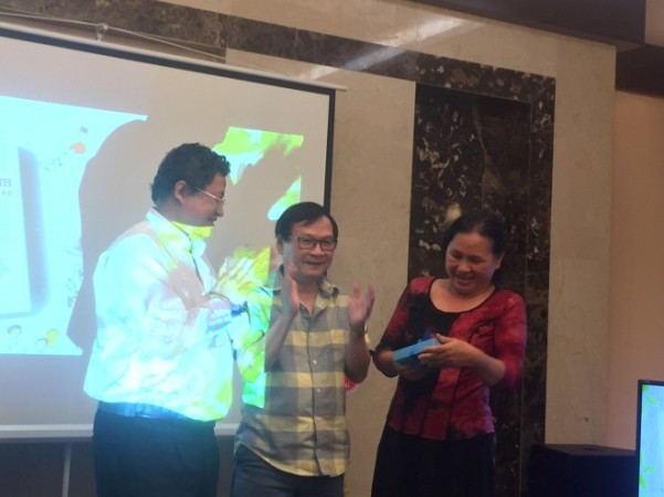 Ông Nguyễn Minh Nhựt, Giám đốc NXB Trẻ tặng quà chúc mừng nhà văn Nguyễn Nhật Ánh (giữa) và vợ - chị Tiếng Thu nhân dịp sinh nhật nhà văn vào tối 6/5