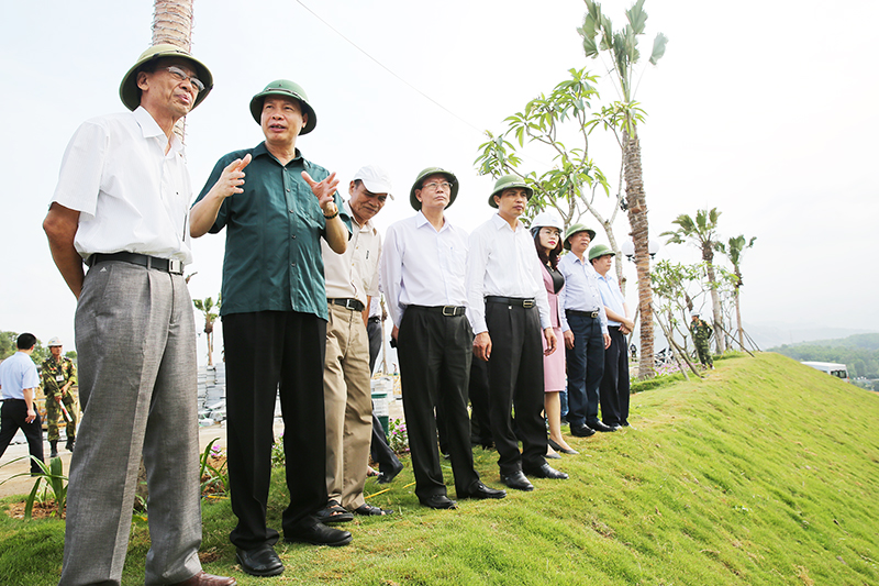 Đồng chí Nguyễn Đức Long, Phó Bí thư Tỉnh ủy, Chủ tịch UBND tỉnh cùng người dân trong khu vực ảnh hưởng kiểm tra hiện trường xây dựng dự án và các vị trí xung yếu, nguy cơ ảnh hưởng đến khu dân cư liền kề.