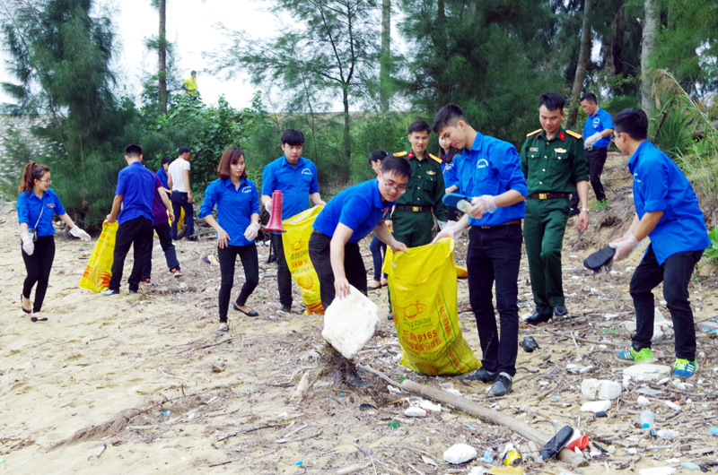 Đoàn Thanh niên Cụm đoàn kết nghĩa huyện Hải Hà ra quân dọn vệ sinh bờ biển, trồng 400 cây phi lao ở trục đường xã đảo Cái Chiên.