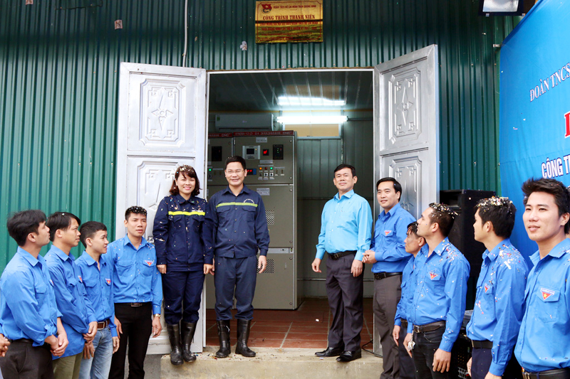 Đoàn Than Quảng Ninh gắn biển chào mừng Đại hội Đoàn cho công trình “Quản lý thi công xây dựng, lắp đặt và đưa vào hoạt động trạm quạt gió chính MB +320 khu Hạ My” tại Công ty Than Uông Bí - TKV.