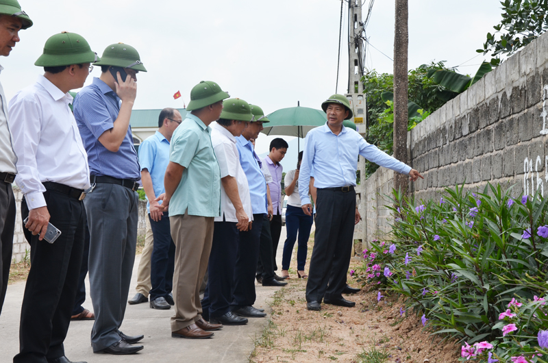 Đồng chí Bí thư Tỉnh ủy Nguyễn Văn Đọc kiểm tra việc xây dựng thôn NTM kiểu mẫu tại thôn Suối Găng, xã An Sinh, TX Đông Triều