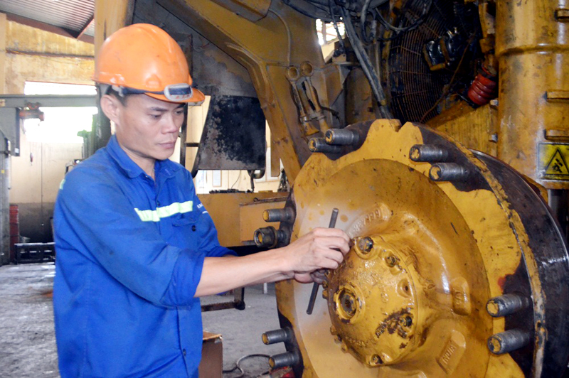 Anh Đinh Xuân Dương sửa chữa các thiết bị máy mỏ.
