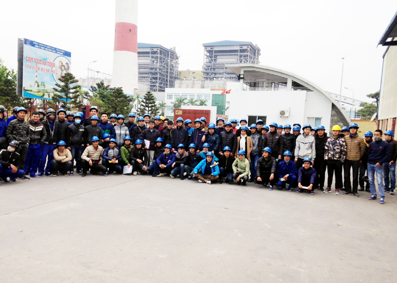 Sinh viên Khoa Điện K6, Trường Đại học Công nghiệp Quảng Ninh thực tập tại Nhà máy Nhiệt điện Đông Triều - TKV.  Ảnh do Trường Đại học Công nghiệp Quảng Ninh cung cấp.
