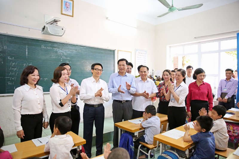 Đồng chí Phó thủ tướng đến thăm khối học sinh lớp 1, trưởng tiểu học Yên Thanh, TP Uông Bí