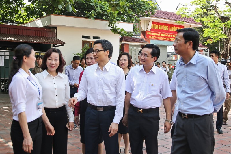 Đồng chí Phó Thủ tướng trò chuyện cùng các thầy cô trường Tiểu học Yên Thanh, TP Uông Bí