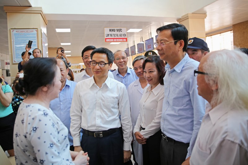 Phó thủ tướng thăm hỏi các bệnh nhân đang thăm khám tại Trung tâm Y tế Thị xã Quảng Yên
