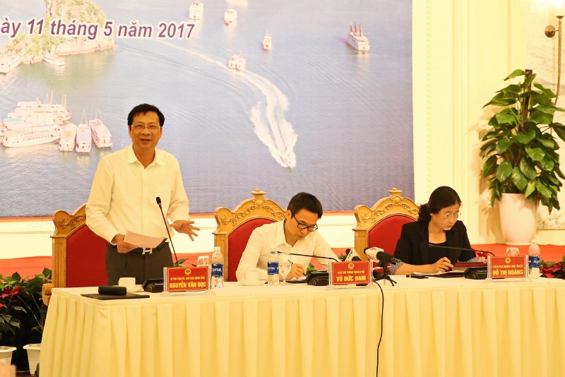 Đồng chí Nguyễn Văn Đọc, Bí thư Tỉnh ủy, Chủ tịch HĐND tỉnh báo cáo tại hội nghị.