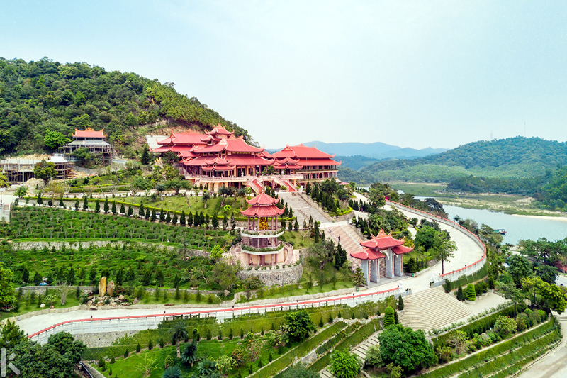 Chùa Cái Bầu được xây dựng năm 2007 trên nền ngôi Phúc Linh Tự, một điểm đến không thể bỏ qua của du khách khi tham quan huyện đảo.