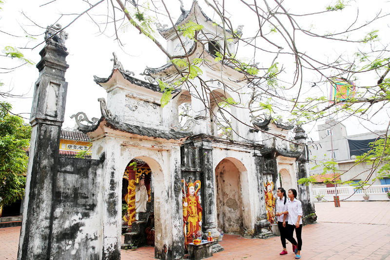 Cụm di tích lịch sử, kiến trúc, nghệ thuật đình, chùa, đền Quan Lạn được Bộ VH-TT (nay là Bộ VH,TT&DL) công nhận là di tích lịch sử, nghệ thuật quốc gia vào năm 1990.
