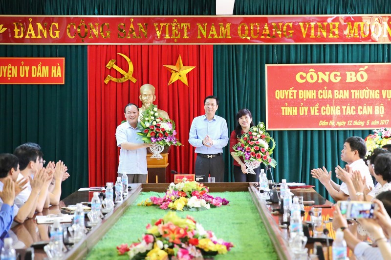Đồng chí Bí thư Tỉnh ủy tặng hoa cho Đồng chí Nguyễn Hoài Sơn và đồng chí Nguyễn Thị Thu Hà.