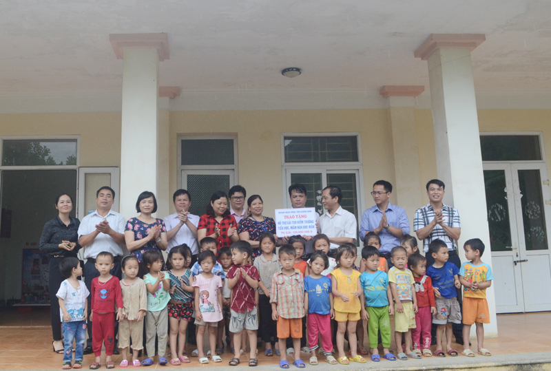Đại diện Ngân hàng Nhà nước chi nhánh Quảng Ninh trao tặng kinh phí hỗ trợ xây dựng sân bê tông cho điểm trường Mầm non thôn Khe Mằn, xã Đồn Đạc, huyện Ba Chẽ