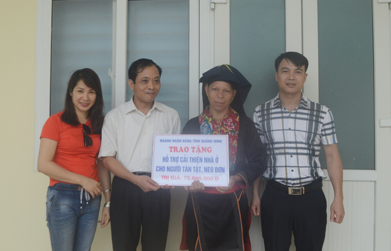 Đại diện Ngân hàng Nhà nước chi nhánh Quảng Ninh trao tặng kinh phí hỗ trợ xây dựng nhà ở cho bà Triệu Quay Trình, thôn Nà Làng, xã Đồn Đạc, huyện Ba Chẽ