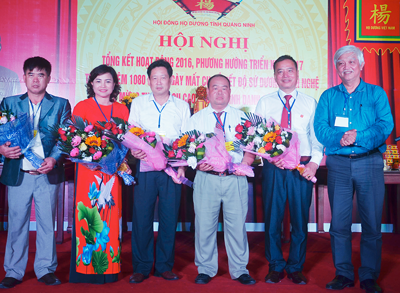 Nhà sử học Dương Trung Quốc (ngoài cùng, bên phải) vinh danh các doanh nhân họ Dương tiêu biểu của tỉnh Quảng Ninh. 