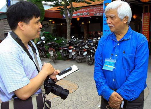 Nhà sử học Dương Trung Quốc trả lời phỏng vấn phóng viên Báo Quảng Ninh. 