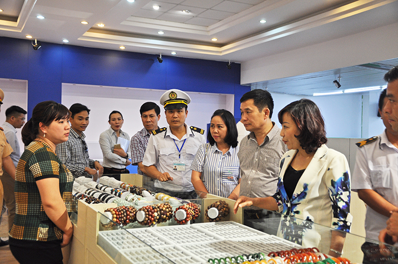 Đồng chí Vũ Thị Thu Thủy, Phó Chủ tịch UBND tỉnh cùng các lực lượng chức năng kiểm tra một quầy hàng bán đồ lưu niệm tại Cảng tàu khách quốc tế Tuần Châu.