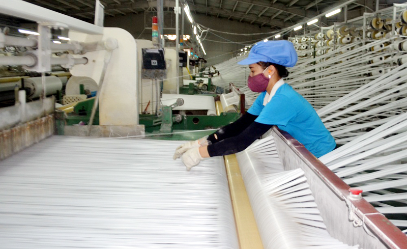 Công nhân Phân xưởng dệt sợi, Công ty TNHH Vina New Tarps Việt Nam, KCN Cái Lân, TP Hạ Long trong giờ sản xuất.
