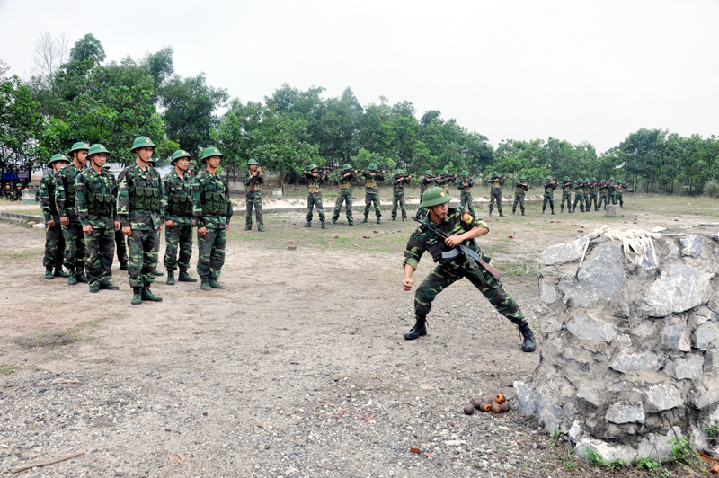 Thực hành kỹ năng sử dụng lựu đạn trong hiệp đồng tác chiến bảo vệ địa bàn, đơn vị khi có tình huống.