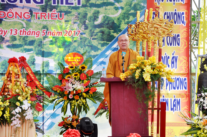 Đại diện lãnh đạo Giáo hội Phật giáo Việt Nam phát biểu tri ân công đức của các đơn vị, cá nhân đối với việc trùng tu, tôn tạo chùa Trung Tiết.