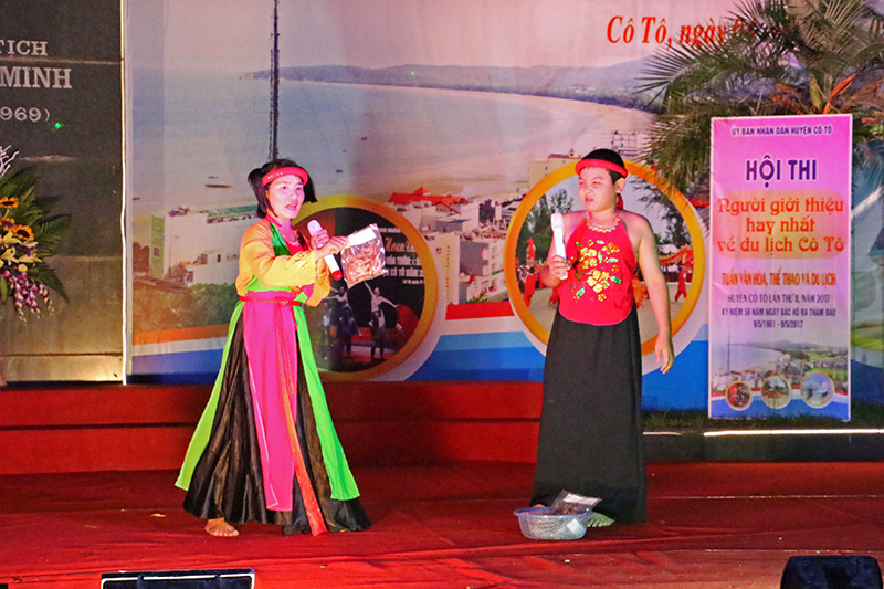 Phần thi “Người giới thiệu hay nhất về du lịch Cô Tô” của thí sinh Nguyễn Thị Ngọc (bên trái, thuộc đội Khối các cơ quan).