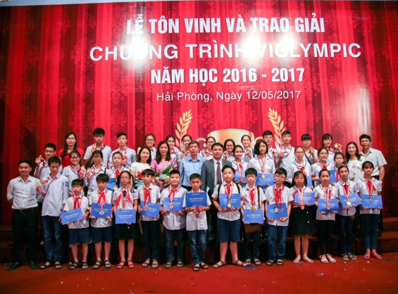 Giáo viên và học sinh TX Đông Triều tại lễ tôn vinh, trao giải Cuộc thi Violympic năm học 2016-2017.
