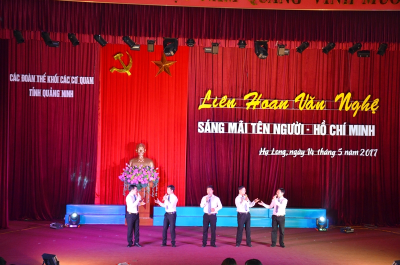 Đoàn Trường THPT Văn Lang với tốp ca nam 