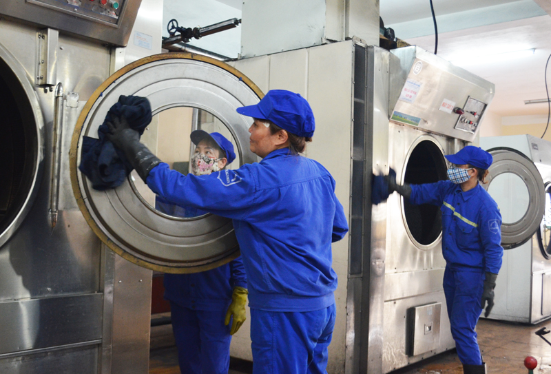Vệ sinh hệ thống máy giặt công nghiệp đảm bảo vận hành an toàn và hiệu quả.