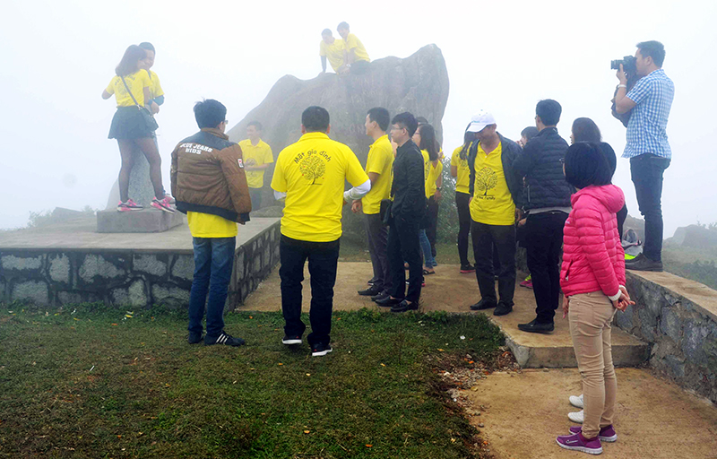 Tuyến điểm mốc biên giới 1327 ở Phạt Chỉ được nhiều du khách tìm đến; sương mù cũng trở thành sản phẩm du lịch, tạo sự hứng thú cho nhiều du khách.