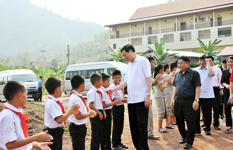 Đoàn công tác tỉnh Quảng Ninh do Chủ tịch UBND tỉnh Nguyễn Đức Long dẫn đầu, thăm Trường Tiểu học Phu Lệch Cha Lơn.