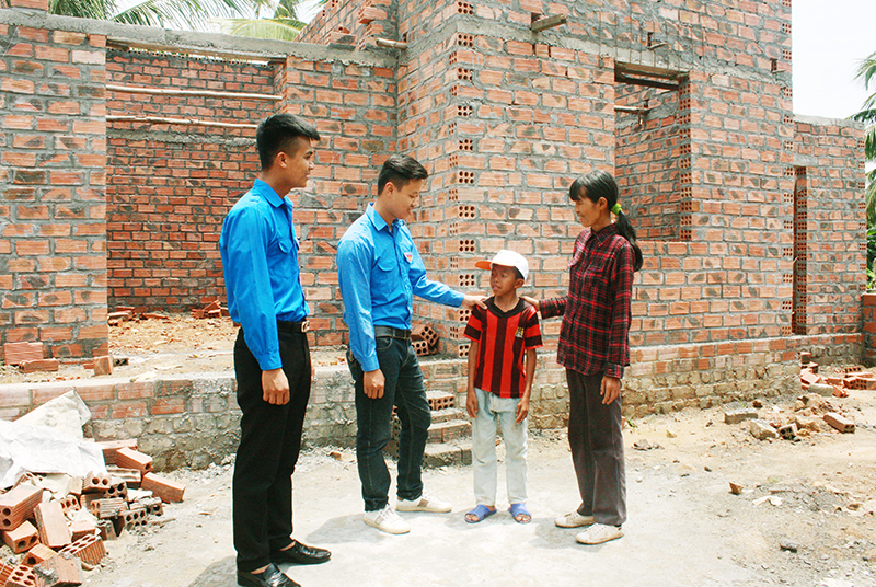 Đoàn viên, thanh niên phường Hà An (TX Quảng Yên) thăm hỏi, giúp đỡ gia đình em Phạm Văn Hạnh trong quá trình xây nhà “Khăn quàng đỏ”.