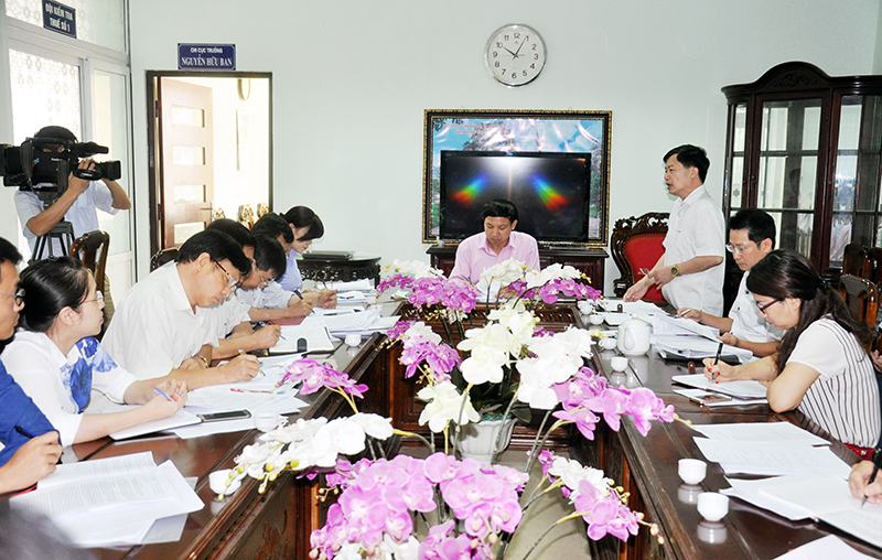 Đoàn giám sát của HĐND tỉnh giám sát việc thu NSNN tại Chi cục Thuế TP Hạ Long, ngày 4-5-2017.