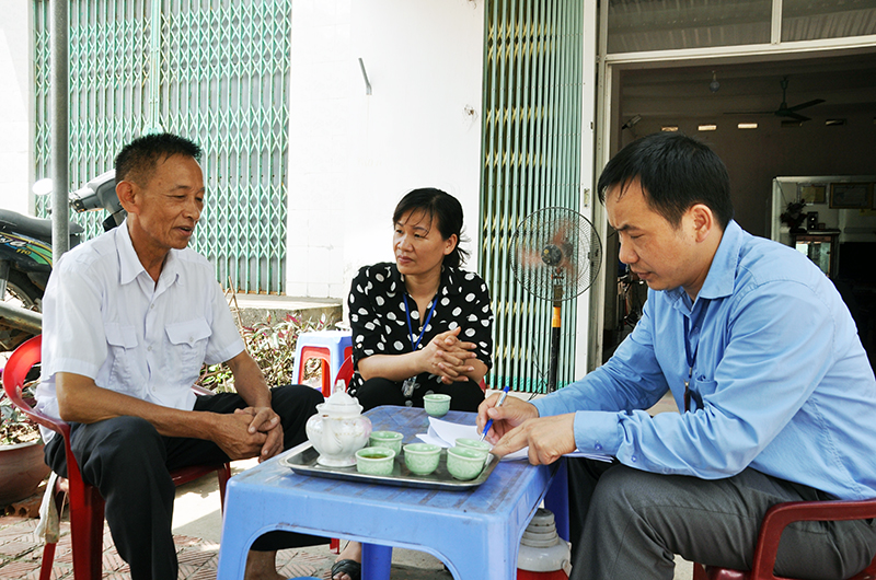 Đại biểu HĐND huyện Đầm Hà (giữa) khảo sát việc sử dụng nước sạch tại các hộ dân khu phố Hoàng Ngân, xã Đầm Hà (huyện Đầm Hà).