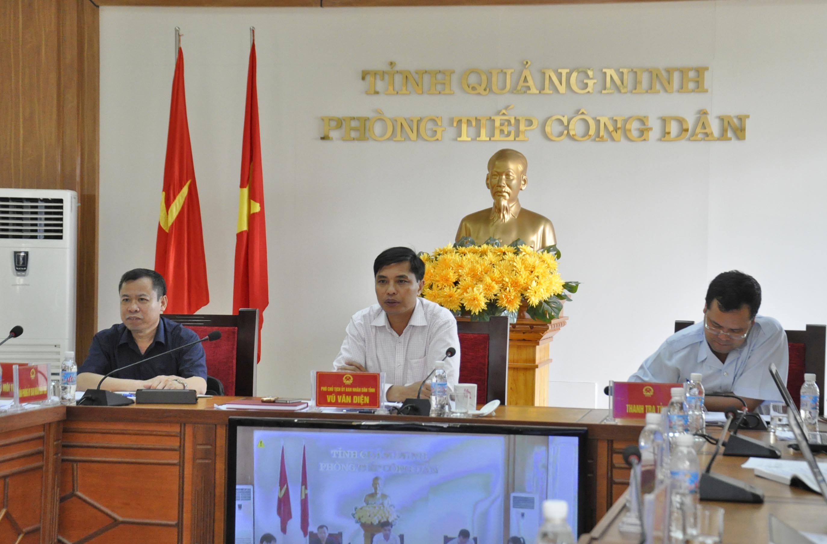Đồng chí Vũ Văn Diện, Phó Chủ tịch UBND tỉnh chỉ đạo cụ thể giải quyết các vụ việc tại buổi tiếp công dân thường kỳ tháng 5- 2017