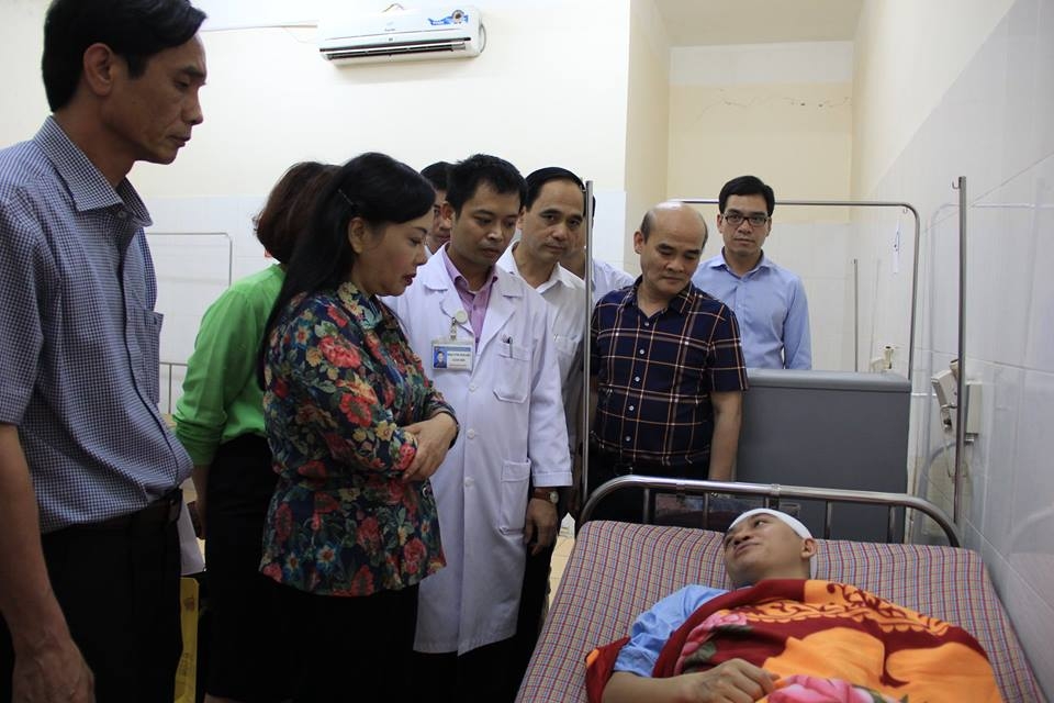 Bộ trưởng Y tế Nguyễn Thị Kim Tiến thăm hỏi, động viên bác sĩ Lê Quang Dương sau khi bị người nhà bệnh nhân hành hung.