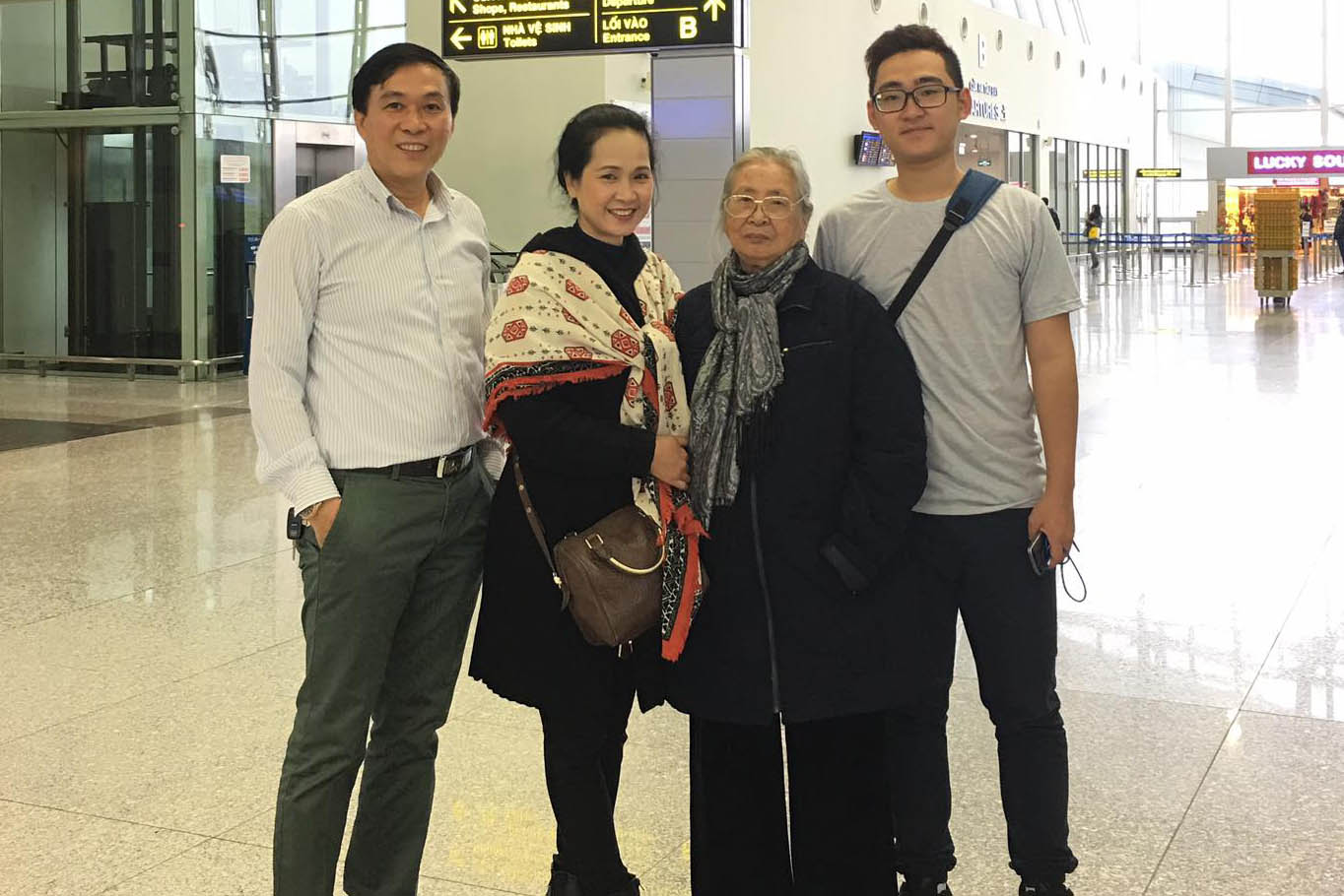 Con trai NSND Lan Hương (phải) trước giờ chia tay gia đình sang nước ngoài lập nghiệp.